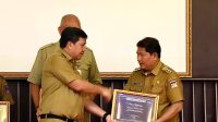 Bupati minahasa terima penghargaan