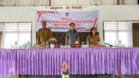 Sekretaris Daerah Kabupaten Minahasa Dr Lynda Deisye Watania MM, M,Si, memberikan materi kegiatan Sosialisasi Penguatan Kelembagaan kemasyarakatan Kelurahan sebagai Mitra Kerja Lurah