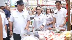 Bupati RD, Wabup Vasung, Tim PID Meninjau Harga Serta Ketersediaan Bapok Di Tombariri 