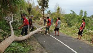 Pemdes Makalelon dan Masyarakat Kerja Bakti